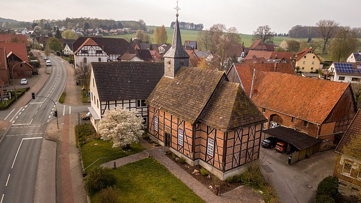 Die Kapelle wurde 1741 als Fachwerkbau umgebaut und dient heute für viele Veranstaltungen im Dorf. - © Torben Gocke