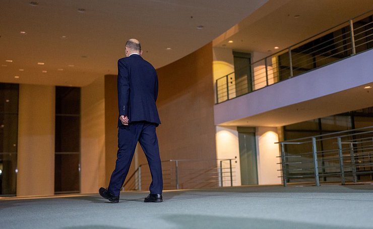 Bundeskanzler Olaf Scholz (SPD), geht nach einem Krisentreffen des Koalitionsausschusses der Ampelkoalition. - © Michael Kappeler/dpa
