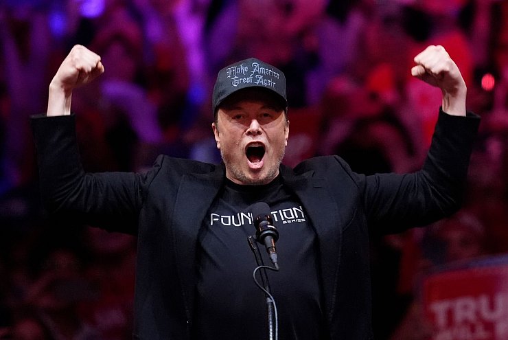 Elon Musk spricht vor Donald Trump auf einer Wahlkampfveranstaltung im Madison Square Garden in New York. - © Evan Vucci/AP/dpa