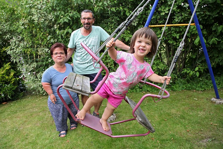 Greta (7) mit Mama Claudia (43) und Papa Michael Fritzemeier (52). - © Bernhard Preuss