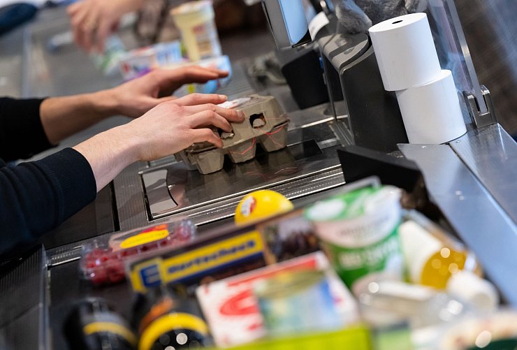 Ein Kassierer scannt an der Kasse die Produkte. Das Urteil gegen Aldi Süd hat Folgen für alle Supermarktkunden. - © Sven Hoppe/dpa