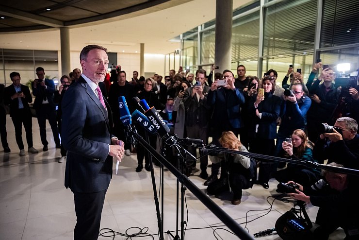 Christian Lindner (FDP) gibt nach seiner Entlassung durch den Bundeskanzler ein Pressestatement. - © Christoph Soeder/dpa