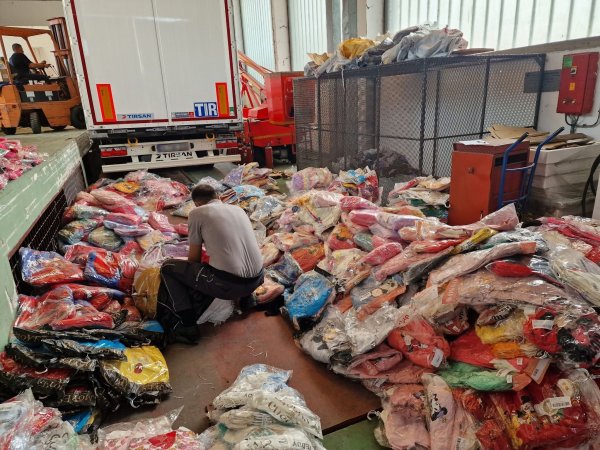 Vor der Fußball-EM und anderen großen Sportereignissen hat die EU vor Markenpiraterie und illegalem Streaming gewarnt. - © Serbische Polizei/EUIPO/dpa