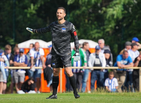 Wurde «bis auf Weiteres» suspendiert: Hertha-Torwart Marius Gersbeck. - © Soeren Stache/dpa