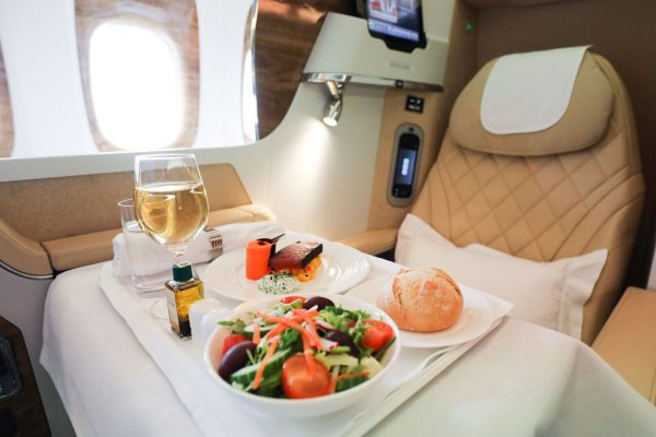 Gibt es bei so einer «Business Class»-Ausstattung etwas zu meckern? Vermutlich nur für Menschen, die eigentlich noch mehr Luxus gebucht hatten. - © Christian Charisius/dpa/dpa-tmn