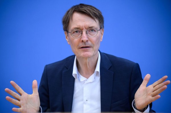 Karl Lauterbach spricht in der Bundespressekonferenz. - © Bernd von Jutrczenka/dpa