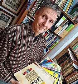 Eike Stiller hatte als Kind nie ein Album voll bekommen. Dieses "vorkindliche Sammeltrauma" hat der Sporthistoriker nun &uuml;berwunden. Seine Alben sind vollst&auml;ndig.FOTOS: REINHARD ROHLF - &copy; FOTO: REINHARD ROHLF