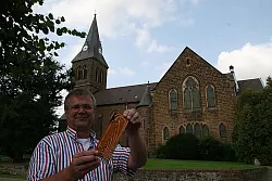 Eberhard Beinke hat 2001 das Amt des Organisten und Kirchenchorleiters in Schnathorst &uuml;bernommen. Er kennt die Orgel in- und auswendig. Schon beim ersten Anspiel war klar, dass die Orgel nicht mehr funktioniert. Ganz deutlich sind die verschmorten Platinen der Steuerung zu erkennen. - &copy; FOTO: KIRSTEN TIRRE
