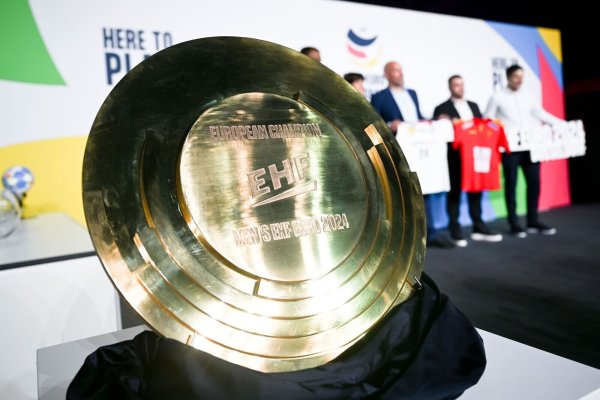 Die neue Trophäe für die Handball EM 2024 steht bei der heutigen Auslosung der Gruppenphase. - © Federico Gambarini/dpa
