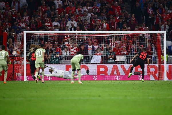 Leverkusens Exequiel Palacios (r) traf per Elfmeter in der Nachspielzeit zum Ausgleich. - © Tom Weller/dpa