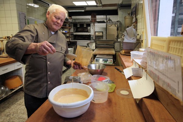 In der Backstube wird Schokolade gemacht: Fritz Roog stellt die Sorte „Weiße Habanero-Chili" her. Hier testet er gerade Farbe und Konsistenz. - © Bernhard Preuß