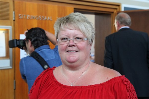 Helferin: Anke Heldt vom Weißen Ring aus Schaumburg ist an allen Prozesstagen in Detmold dabei. - © Bernhard Preuß