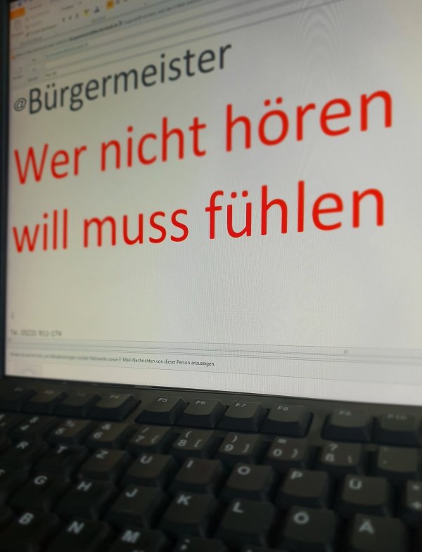 Hassmails: Auch Lokalpolitiker in Lippe werden immer wieder in den sozialen Netzwerken bedroht. - © Symbolbild Benjamin Möller