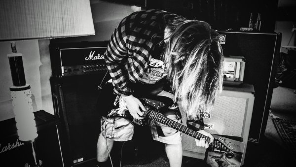 Wie viele Grunge-Merkmale hat unser Fotograf auf dem Bild festgehalten? Zusehen sind ein Karo-Hemd, zerrissene Cargo-Shorts, Skate-Schuhe, eine Fender-Jaguar, eine Alice in CHains-Platte und Zigaretten. - © Bernhard Preuss
