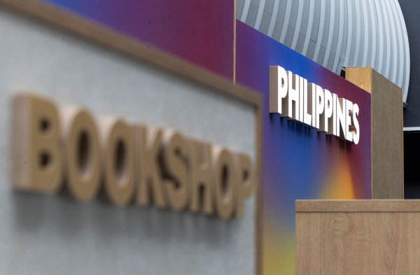 Auf der Buchmesse sind philippinische Autorinnen und Autoren live zu erleben. - © Hannes P. Albert/dpa