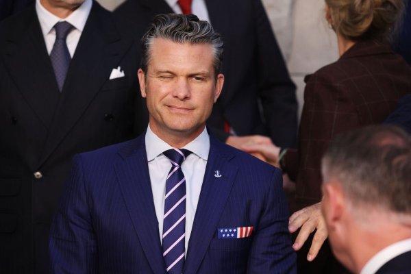 Hegseth hatte Probleme mit seinem Flug. - © Omar Havana/AP/dpa