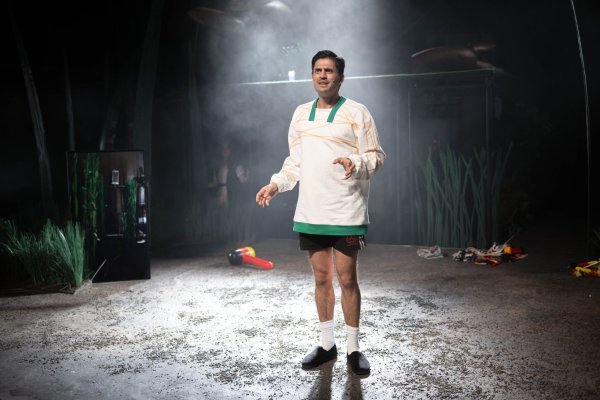 Mesut Özil als Bühnenfigur: Die Geschichte des Fußball-Weltmeisters wird in Bremen als Theaterstück aufgeführt. - © Sina Schuldt/dpa