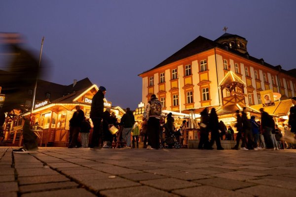 Das Winterdorf in der Bayreuther Fußgängerzone verbreitet schon ab Mitte Oktober weihnachtliche Stimmung. (Archivbild) - © Pia Bayer/dpa