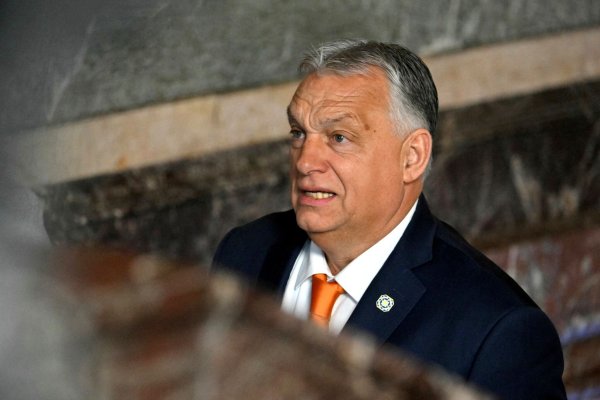 Der Grünen-Europaabgeordnete Daniel Freund kritisiert Orban häufig - etwa für rechtsstaatsfeindliche Politik. - © Nicolas Tucat/Pool AFP/AP/dpa
