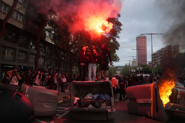 Vereinzelt kam es in Barcelona bei einer Demonstration gegen Israels militärisches Vorgehen im Gazastreifen zu Gewalt. - © David Zorrakino/EUROPA PRESS/dpa