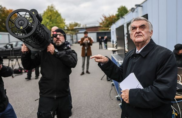 NRW-Innenminister Herbert Reul (CDU) verfolgte, wie ein Beamter mit einem Spezialgerät auf der Schulter ein Störsignal auf eine Drohne ausrichtete. - © Oliver Berg/dpa