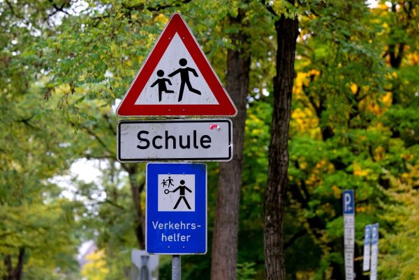 In die Bewertung des ACE-Schulweg-Index ist das Verhalten von sogenannten Elterntaxis sowie die Verkehrsinfrastruktur im nahen Schulumfeld eingeflossen. - © Sven Hoppe/dpa
