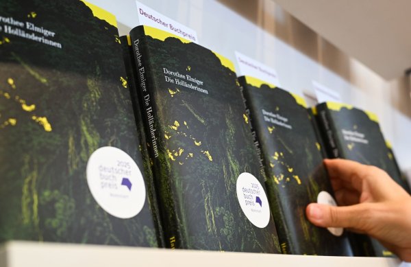 Es dürfte eines der aktuell gefragtesten Bücher sein, doch wer den Roman kaufen will, sucht mitunter vergeblich nach «Die Holländerinnen». - © Arne Dedert/dpa