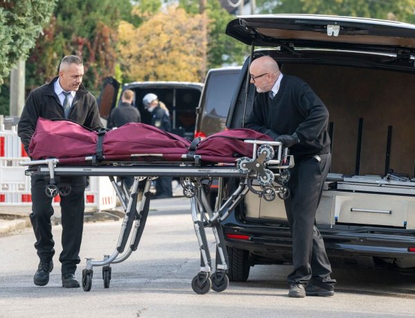 Am Tag nach dem Großbrand wurde eine Leiche aus dem Haus geborgen. (Archivbild) - © Peter Kneffel/dpa