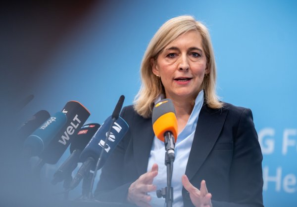 Nach Plänen von Ministerin Warken sollen die Beiträge stabil bleiben können. - © Michael Kappeler/dpa