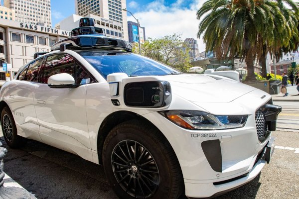 Waymo setzt aktuell umgebaute Elektroautos der britischen Marke Jaguar ein. (Archivbild) - © Andrej Sokolow/dpa