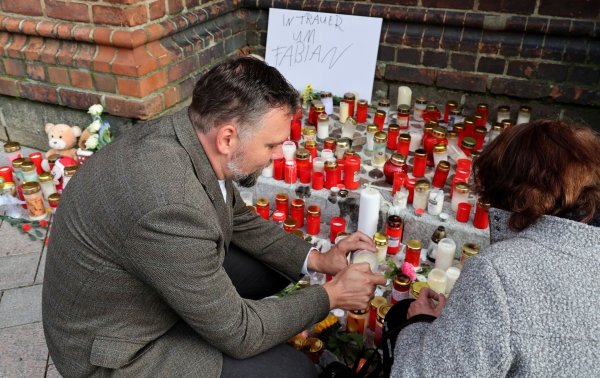 Jens-Peter Schulz, Pastor der Ev.-Luth. Pfarrgemeinde Güstrow, ist es ein Trost, dass die Menschen in Güstrow mit ihrer Trauer und Anteilnahme zusammenkommen. - © Bernd Wüstneck/dpa