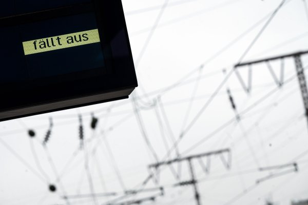 Nach Angaben der Bahn ist ein Stellwerk in Köln-Kalk betroffen. (Symbolbild) - © Federico Gambarini/dpa