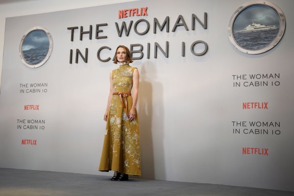 Keira Knightley vor einer «The Woman in Cabin 10»-Wand Ende September in London. (Archivbild) - © Jordan Pettitt/PA Wire/dpa