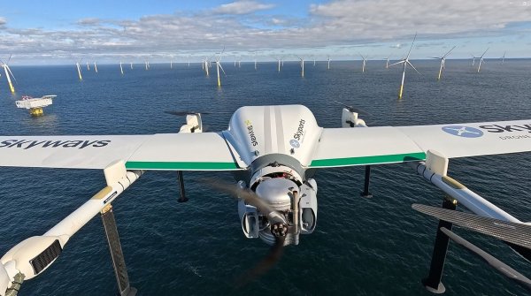 RWE hat autonom fliegende Drohnen getestet, die Material zu Windrädern auf See bringen können. - © Skyports/RWE/dpa