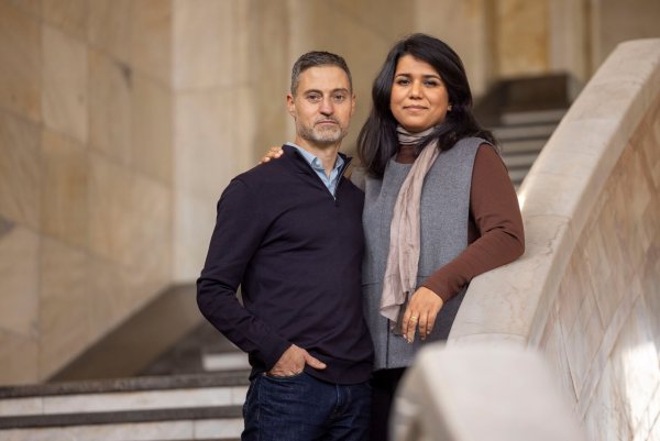Saba-Nur Cheema und Meron Mendel sind ein außergewöhnliches Ehepaar: Sie, eine Politologin und Expertin für Antisemitismus und Islamfeindlichkeit, ist Muslimin mit pakistanischen Wurzeln. Er, Professor und Direktor der Bildungsstätte Anne Frank in Frankfurt am Main, ist ein in Tel Aviv geborener Jude. - © Helmut Fricke/dpa