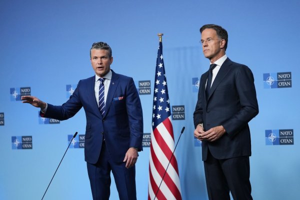 Will, dass die Europäer US-Waffenlieferungen für die Ukraine bezahlen: US-Verteidigungsminister Pete Hegseth (l), hier mit Nato-Generalsekretär Mark Rutte. - © Virginia Mayo/AP/dpa