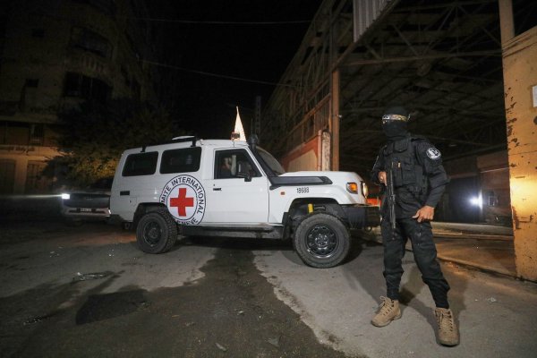 Die Hamas händigte die sterblichen Überreste zweier weiterer getöteter Geiseln an das Rote Kreuz aus. (Archivbild) - © Yousef Al Zanoun/AP/dpa