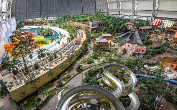 Tropenwelt in der einstigen Luftschiffwerft: In der gigantischen Halle gibt es eine Südseelandschaft (links) und vieles mehr. - © Patrick Pleul/dpa-Zentralbild/dpa