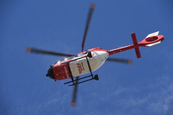Ein Rettungshubschrauber fliegt am Himmel. - © Stefan Sauer/dpa-Zentralbild/ZB/Symbolbild