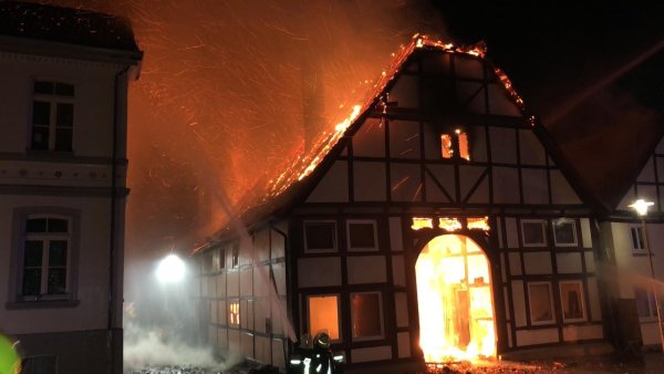 Raub der Flammen: In der Nacht zu Dienstag ist dieses Fachwerkhaus in der Lügder Altstadt komplett abgebrannt. Die Feuerwehr verhinderte ein Übergreifen des Feuers auf benachbarte Häuser. - © Freiwillige Feuerwehr Lügde