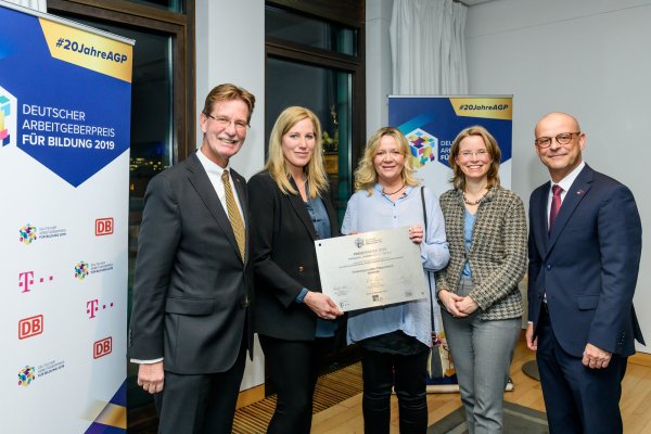 BDA-Vizepräsident und Juryvorsitzender Dr. Gerhard F. Braun überreichte den Arbeitgeberpreis an Inka Sander und Petra Böhnisch (Kita Pöppenteich), gemeinsam mit Birgit Bohle (Telekom AG) und Martin Seiler (Deutsche Bahn AG). - © Carolin Jenkner-Kruel