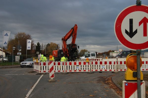 Liemer Weg: Kanalschächte sind abgesackt. - © Katrin Kantelberg