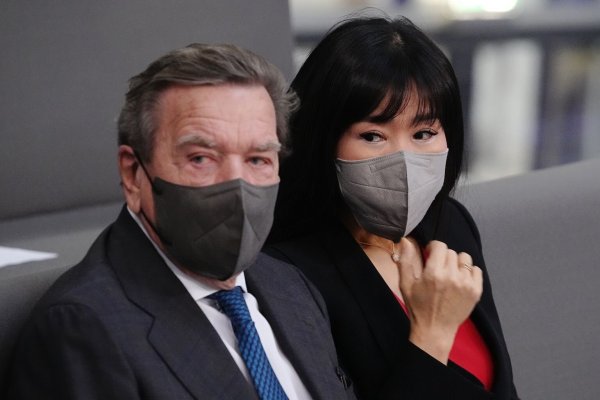 Ex-Kanzler Schröder und Ehefrau Schröder-Kim - © Foto: Kay Nietfeld/dpa