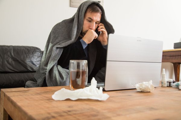 Kann man, muss man aber in der Regel nicht: Anrufe vom Chef entgegennehmen, wenn man krankgeschrieben ist. - © Christin Klose/dpa-tmn