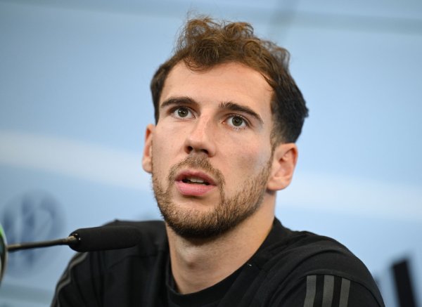 Nationalspieler Leon Goretzka glaubt weiter an eine erfolgreiche EM des DFB-Teams. - © Arne Dedert/dpa
