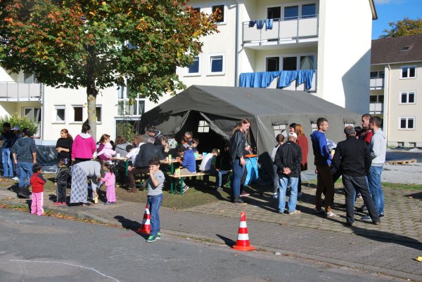 Kommunikationszelt: In der Adenauerstraße können Anwohner mit den Flüchtlingen ins Gespräch kommen. - © Foto: Sewing