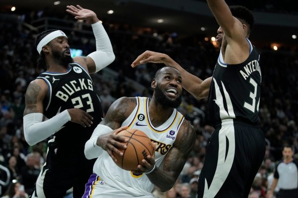 LeBron James von den Los Angeles Lakers versucht zwischen Wesley Matthews und Giannis Antetokounmpo von den Milwaukee Bucks hindurch zu kommen. - © Morry Gash/AP/dpa