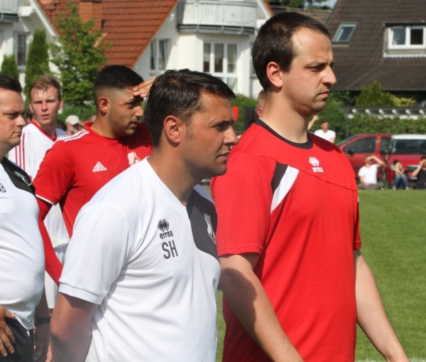 Der eine bleibt, der andere geht: Während Matthias Heymann seinen Vetrag verlängert, wird Co-Trainer Steven Hengstler (vorne) zum Sommer sein Amt niederlegen. - © Archiv: Sebastian Lucas