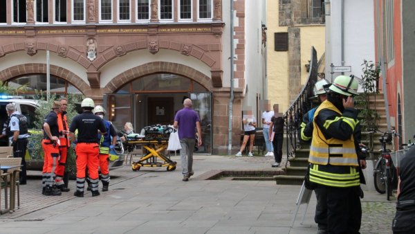 Feuerwehr, Polizei und Notarzt sind auf dem Lemgoer Marktplatz im Einsatz. - © Judith Stracke