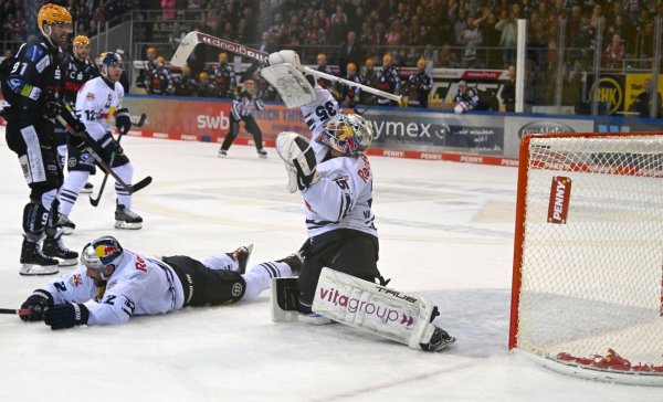 Das Aus im Playoff-Halbfinale gegen Bremerhaven beendete eine ohnehin durchwachsene Saison des Münchner Star-Ensembles. - © Carmen Jaspersen/dpa